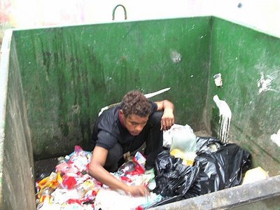 20090404193348-san-agustin-del-sur-indigente-en-un-contenedor-de-basura.jpg